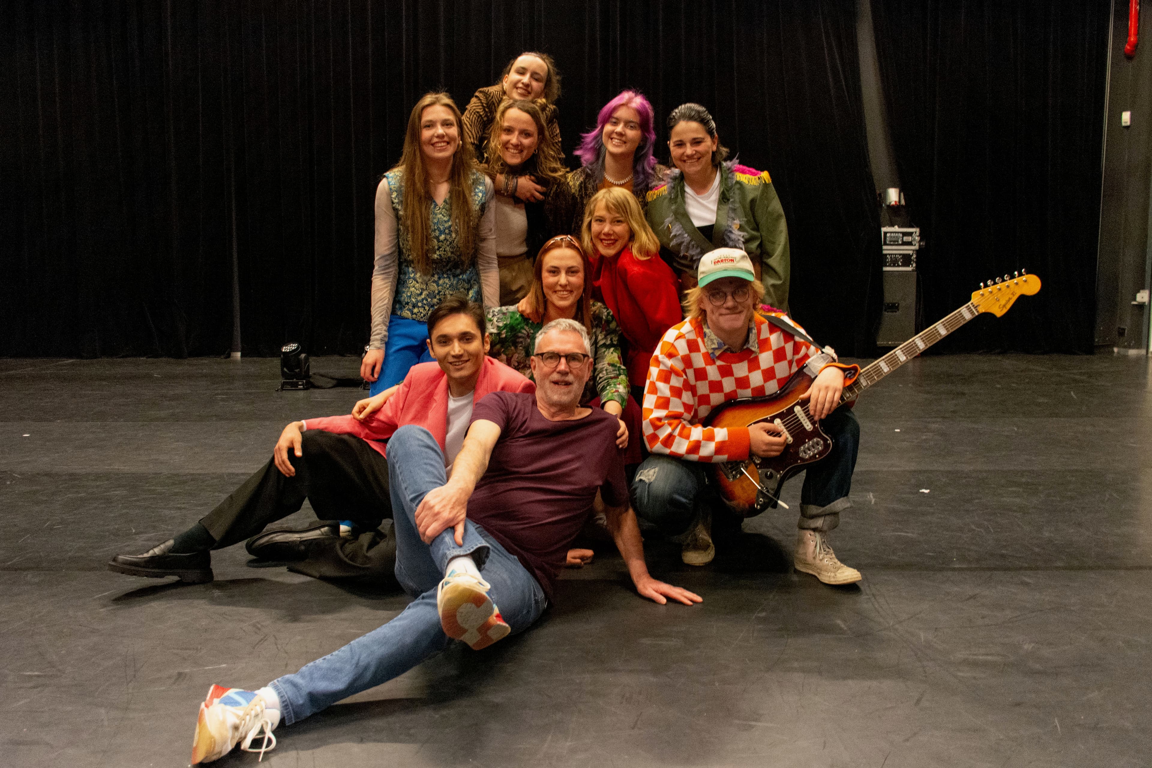 De hele groep van Theatergroep Eurowash op het podium, samen met de regisseur