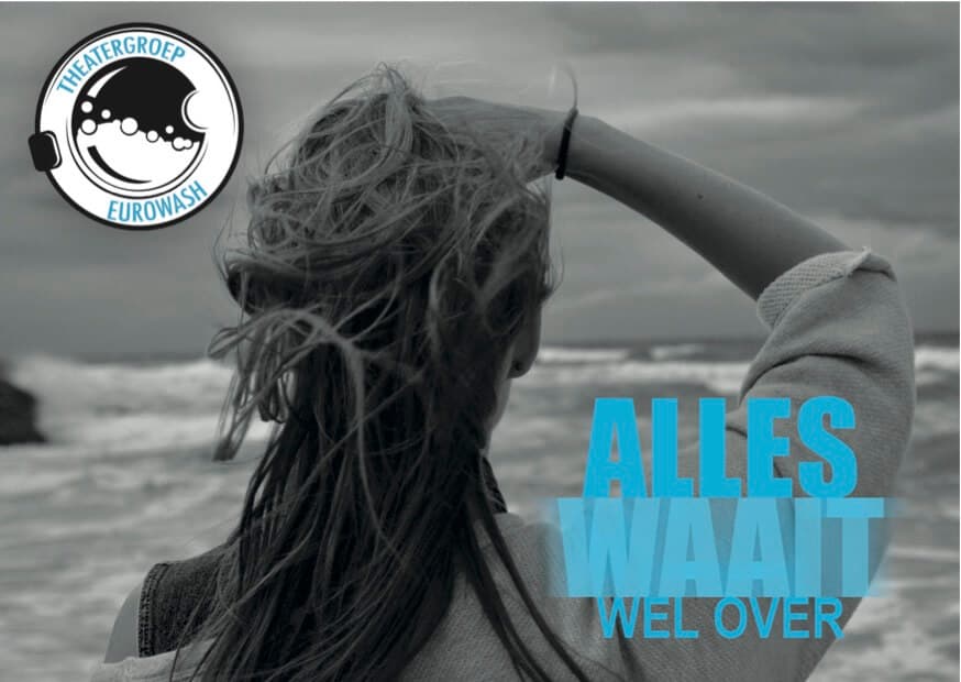 Affiche van Alles waait wel over: een vrouw met wind in het haar kijkt naar de zee