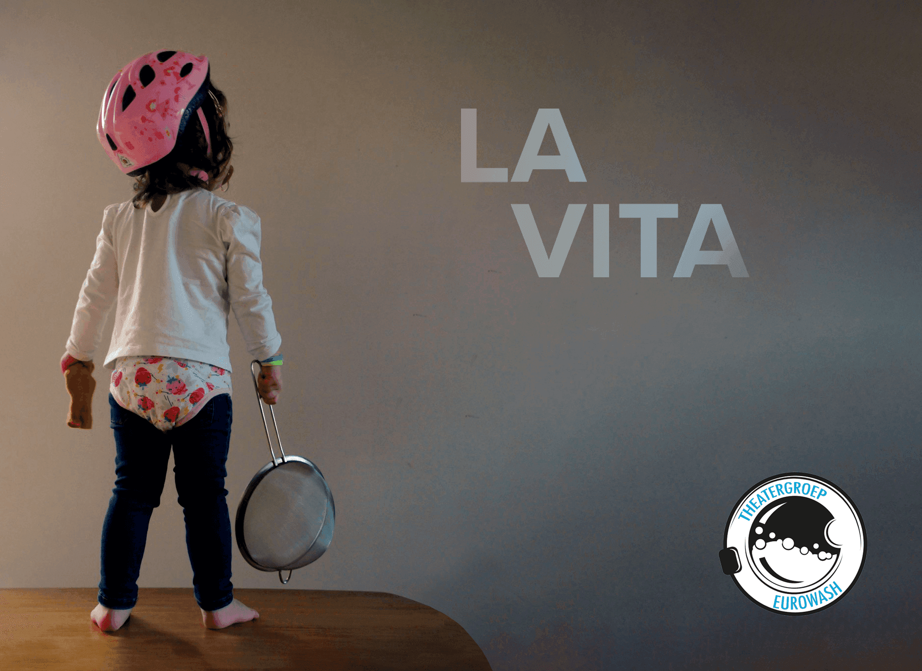 Affiche van La Vita: een peuter met fietshelm en zeef kijkt naar een muur
